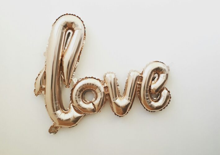 gold love balloon